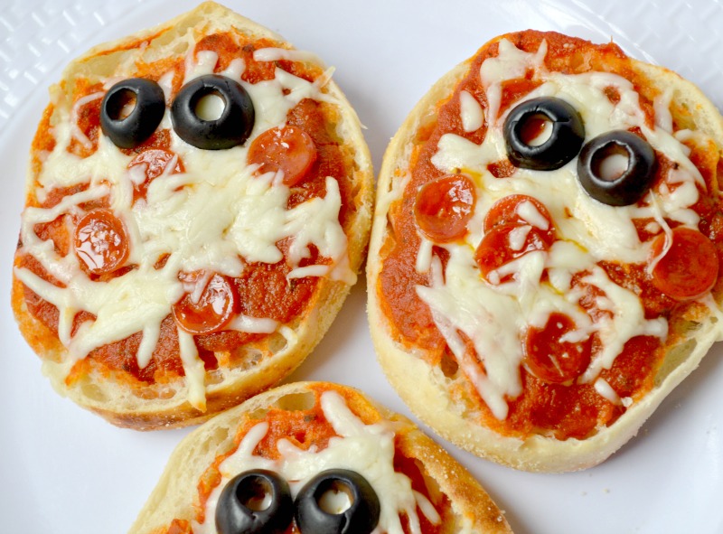 Easy Halloween Meal For Kids: Mummy Pizza Minis